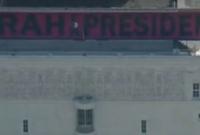 Неизвестные вывесили в США баннер с надписью "Опру в президенты"