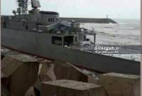 В Каспийском море военный корабль врезался в волнорезы