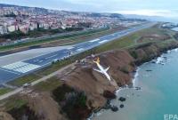 Опубликовано видео с самолетом, едва не выкатившимся в море в Турции (видео)