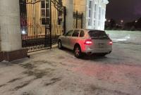 В Казахстане пьяный полицейский на Porsche врезался в ворота резиденции президента