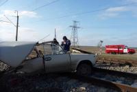 В Запорожской области пассажирский поезд сбил легковушку