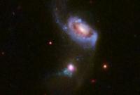 "Хаббл" сделал снимок "поедания" галактики черной дырой