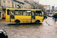 Во Львове после столкновения с микроавтобусом перевернулась маршрутка, есть пострадавшие