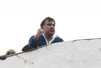 "Мой мобильный глушили": Саакашвили рассказал, почему вылез на крышу
