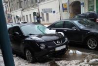 В центре Харькова глыба льда упала на припаркованный Nissan