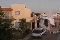 Самолет упал на жилой дом в Мексике