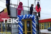 "Повешенные" дети: в РФ детский магазин украсили странными манекенами