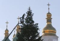 В Киеве начали устанавливать главную новогоднюю елку Украины