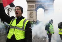 В Париже из-за протестов "желтых жилетов" закроют Лувр и Эйфелеву башню