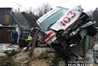 Столкновение автомобиля "скорой" с Hyundai в Житомире: машины влетели в частный дом, 7 человек травмированы