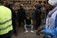 Протесты во Франции: количество задержанных превысило 700 человек, протестующие возводят баррикады