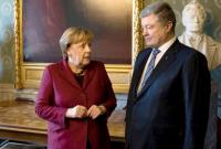 Порошенко призвал Меркель отреагировать на агрессию РФ введением "Азовского пакета" санкций