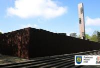 Во Львове начали демонтаж 30-метровой стелы Монумента славы