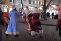 В центре Одессы на глазах у детей подрались два Деда Мороза (видео)