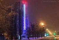 В Харькове в середине мурала установили огромный градусник с часами