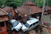Число погибших от цунами в Индонезии превысило 370 человек