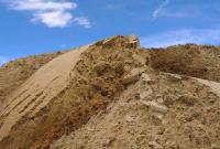 В Мариуполе двое детей погибли под горой обрушившегося песка