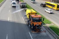 В Киеве начали мыть дороги "шампунем"