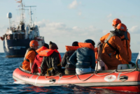 У берегов Турции задержали почти 50 нелегалов на лодке