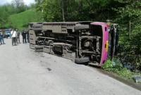 На Закарпатье перевернулся рейсовый автобус, один человек погиб, четверо пострадали