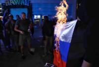 В Одессе на митинге против концерта фанатки Путина сожгли флаг РФ