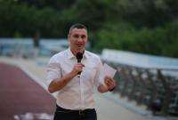 Виталий и Владимир Кличко испытали новый пешеходно-велосипедный мост на прочность