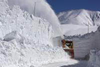 Пятиметровый слой снега покрыл горную трассу в Румынии