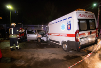 В Киеве машина скорой помощи столкнулась с легковушкой: трое погибших