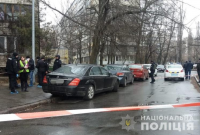 В Киеве среди белого дня расстреляли мужчину в Mercedes