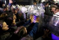 Полиция Стамбула применила слезоточивый газ против женщин во время протеста 8 марта
