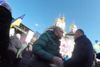 "Вы плохо себя ведете": в Чернигове на митинге охранники Порошенко вырвали из рук журналиста плакат "А что там Свинарчук?" (видео)