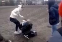 Поставили на колени: в Киеве девочки жестоко избили школьницу (видео)