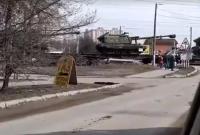 На границе с Украиной заметили эшелон российской военной техники (видео)