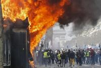 Протесты "желтых жилетов" в Париже: 220 задержанных, ограбленные и сожженные магазины
