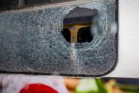 В Днепре хулиганы бросили камнем в окно трамвая – пострадал полицейский (видео)