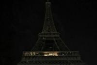 Час Земли: на Эйфелевой башне в Париже выключили подсветку