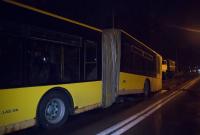 У киевского автобуса оторвалось днище, когда он наехал на "лежачего полицейского"
