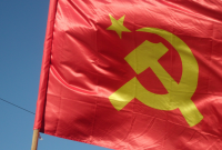 В Латвии на 20 евро оштрафовали мужчину. Он размахивал флагом СССР