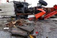На Столичном шоссе в Киеве грузовик снес с моста снегоуборочный трактор