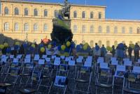 100 пустых стульев: в Мюнхене митинговали в поддержку "узников Кремля"