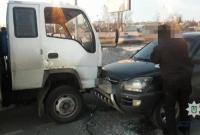 В Харькове грузовик столкнулся с кросовером: пострадал водитель