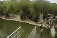 В Китае оборвался канатный мост с туристами