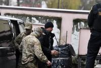 Суд в Москве оставил под арестом еще четырех военнопленных моряков