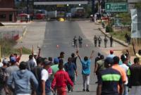 Колумбия утверждает, что часть ВС Венесуэлы дезертировала, Каракас разорвал отношения с Боготой