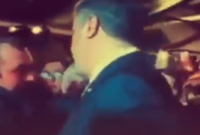 В сети "гуляют" ролики со странным поведением Порошенко: сорвал шапку и ущипнул за нос (видео)