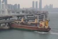 Российское судно с пьяным капитаном врезалось в мост в Корее