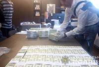 Полиция задержала двух чиновников на взятке почти в $1,5 миллиона (видео)
