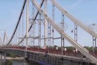 В Киеве обвалилась часть пешеходного моста на Труханов остров (видео)