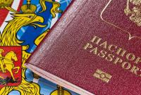 Паспорта РФ на Донбассе: очереди, взятки и недовольства