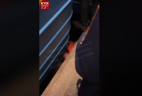 В киевском метро мужчина упал между вагонами поезда (видео)